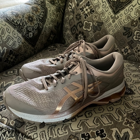 Men's gel kayano 28 ASICS / size 13/ gently used condition, rose color - Picture 1 of 5